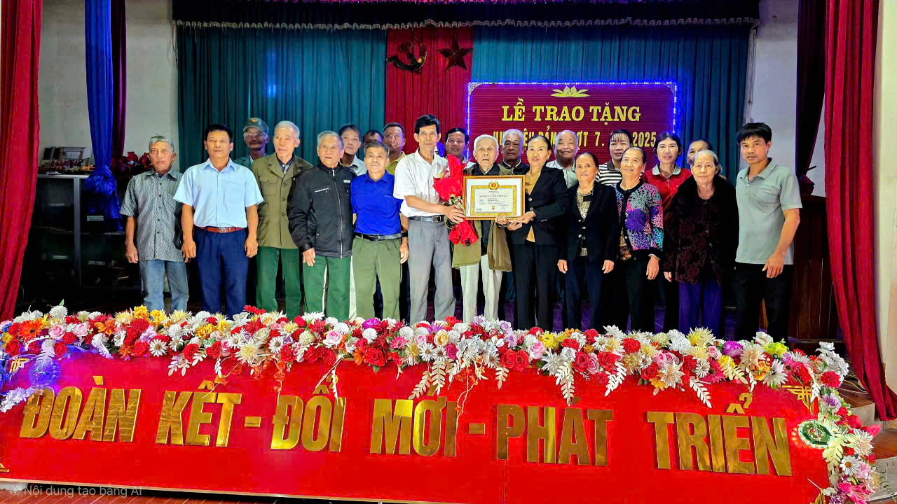 ĐẢNG ỦY XÃ ĐỨC ĐỒNG TRAO TẶNG HUY HIỆU ĐẢNG ĐỢT 07/11/2025  CHO ĐỒNG CHÍ NGUYỄN ĐỨC TÍN, 70 NĂM TUỔI ĐẢNG, CHI BỘ TIẾN LẠNG