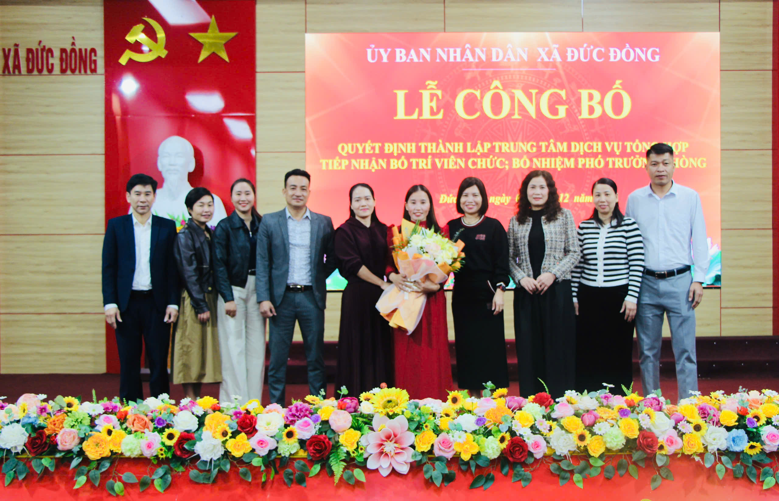 Lễ công bố các Quyết định thành lập Trung tâm Dịch vụ tổng hợp xã Đức Đồng; tiếp nhận bố trí viên chức; Quyết định bổ nhiệm phó trưởng phòng kinh tế