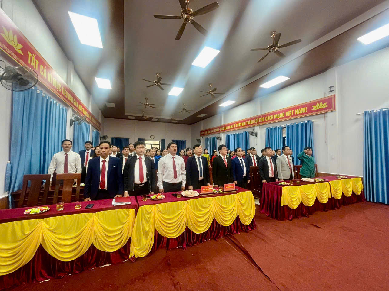 Xã Đức Đồng tổ chức chào cờ đầu đầu tháng 11 và chúc mừng sinh nhật công chức và người lao động