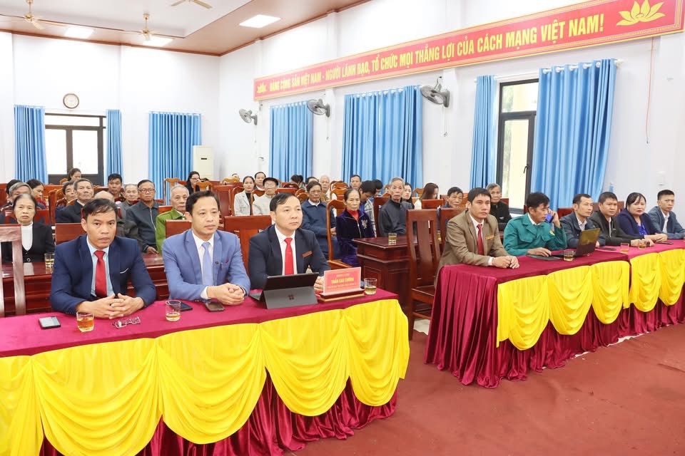 Chiều nay, 4/11, Đảng ủy xã Đức Đồng tổ chức lễ trao tặng huy hiệu Đảng đợt 7/11/2025 cho các đảng viên.