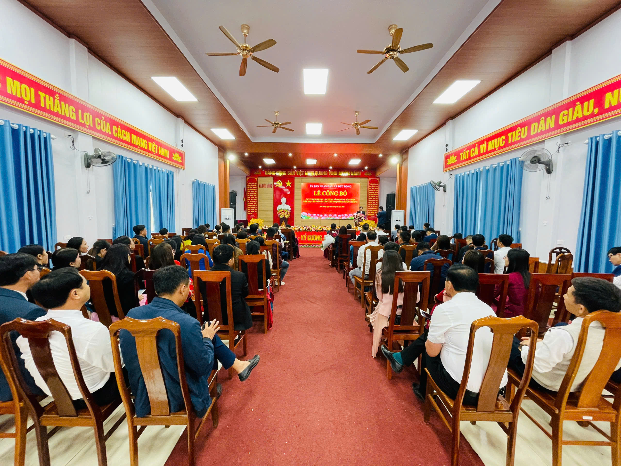 Xã Đức Đồng tổ chức lễ công bố quyết định thành lập Trung tâm dịch vụ tổng hợp; Tiếp nhận bố trí viên chức, bổ nhiệm phó Trưởng phòng