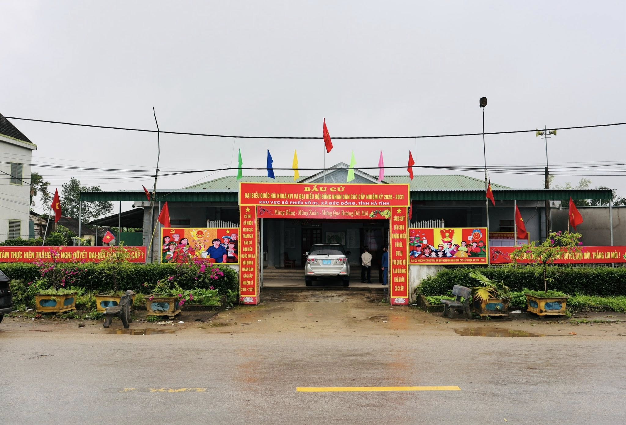 Phó Chủ tịch HĐND tỉnh Hà Tĩnh Nguyễn Thị Việt Hà kiểm tra công tác chuẩn bị bầu cử tại xã Đức Đồng