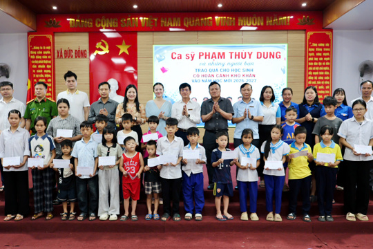 Đức Đồng trao 30 suất quà “Nâng bước em đến trường” cho học sinh có hoàn cảnh khó khăn