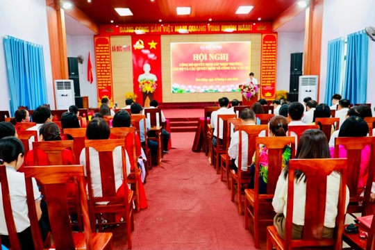 Công bố quyết định sáp nhập trường học và bổ nhiệm cán bộ quản lý sau sau sáp nhập