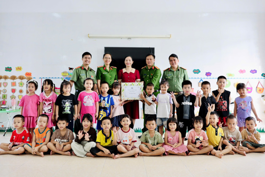 Công an xã Đức Đồng mang niềm vui Trung thu đến với trẻ mầm non