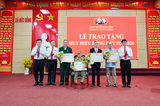 Xã Đức Đồng trao tặng Huy hiệu Đảng đợt 2/9