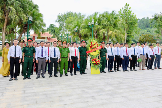 Đoàn công tác xã Đức Đồng thành kính dâng hương tại các địa chỉ đỏ nhân dịp 27/7