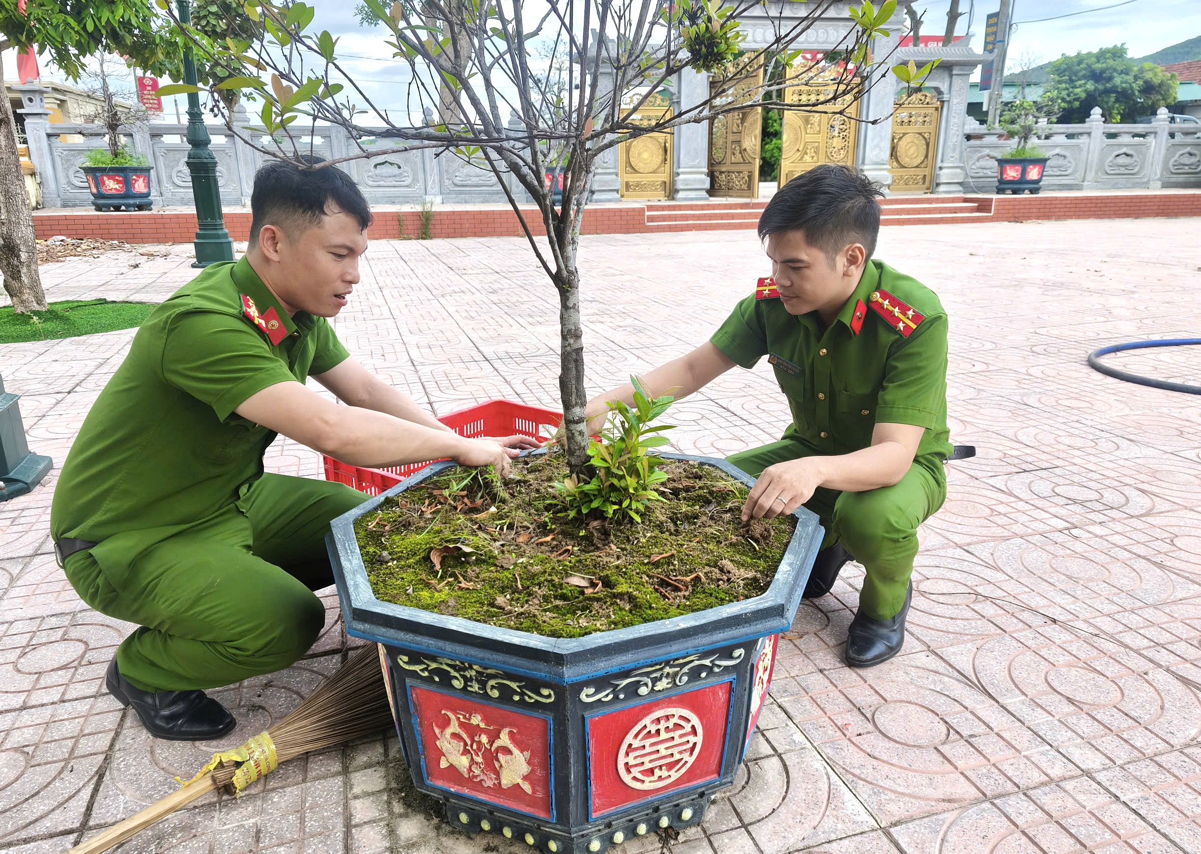 Công an xã Đức Đồng ra quân vệ sinh, chỉnh trang khuôn viên Nhà bia tưởng niệm liệt sĩ