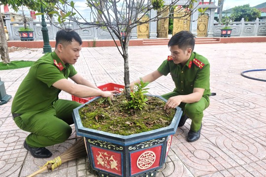 Công an xã Đức Đồng ra quân vệ sinh, chỉnh trang khuôn viên Nhà bia tưởng niệm liệt sĩ 