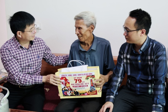 Bí thư Đảng uỷ xã Nguyễn Ngọc Tuấn thăm, tặng quà gia đình chính sách nhân dịp 27/7