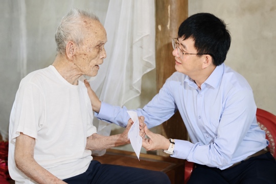 Đức Đồng thăm, tặng quà người có công nhân kỷ niệm 79 năm Ngày Thương binh - Liệt sĩ