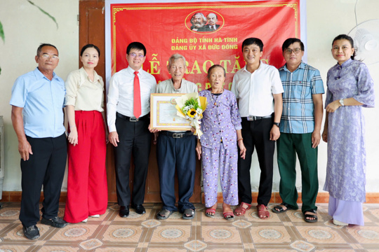 Bí thư Đảng ủy xã Đức Đồng trao Huy hiệu Đảng tại nhà cho đảng viên cao tuổi, sức khỏe yếu