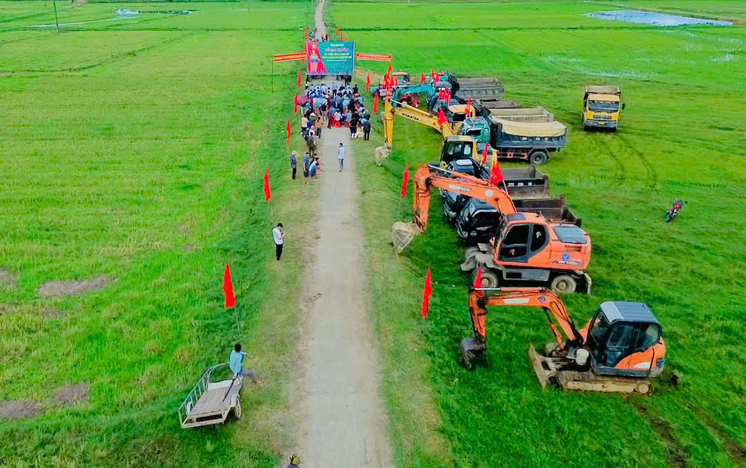 Ban Chỉ đạo tập trung, tích tụ ruộng đất xã Đức Đồng vừa tổ chức Lễ phát động ra quân thực hiện tập trung, tích tụ ruộng đất năm 2026.