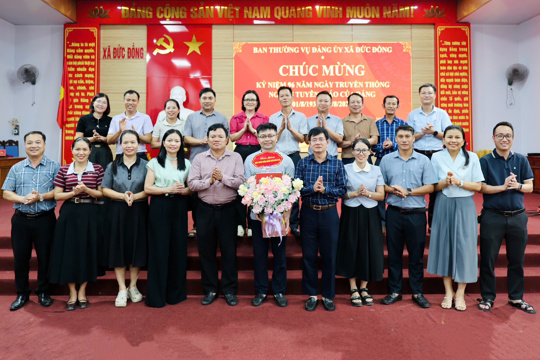 Ban Thường vụ Đảng ủy xã Đức Đồng chúc mừng Ban Xây dựng Đảng nhân kỷ niệm 96 năm Ngày truyền thống ngành Tuyên giáo của Đảng