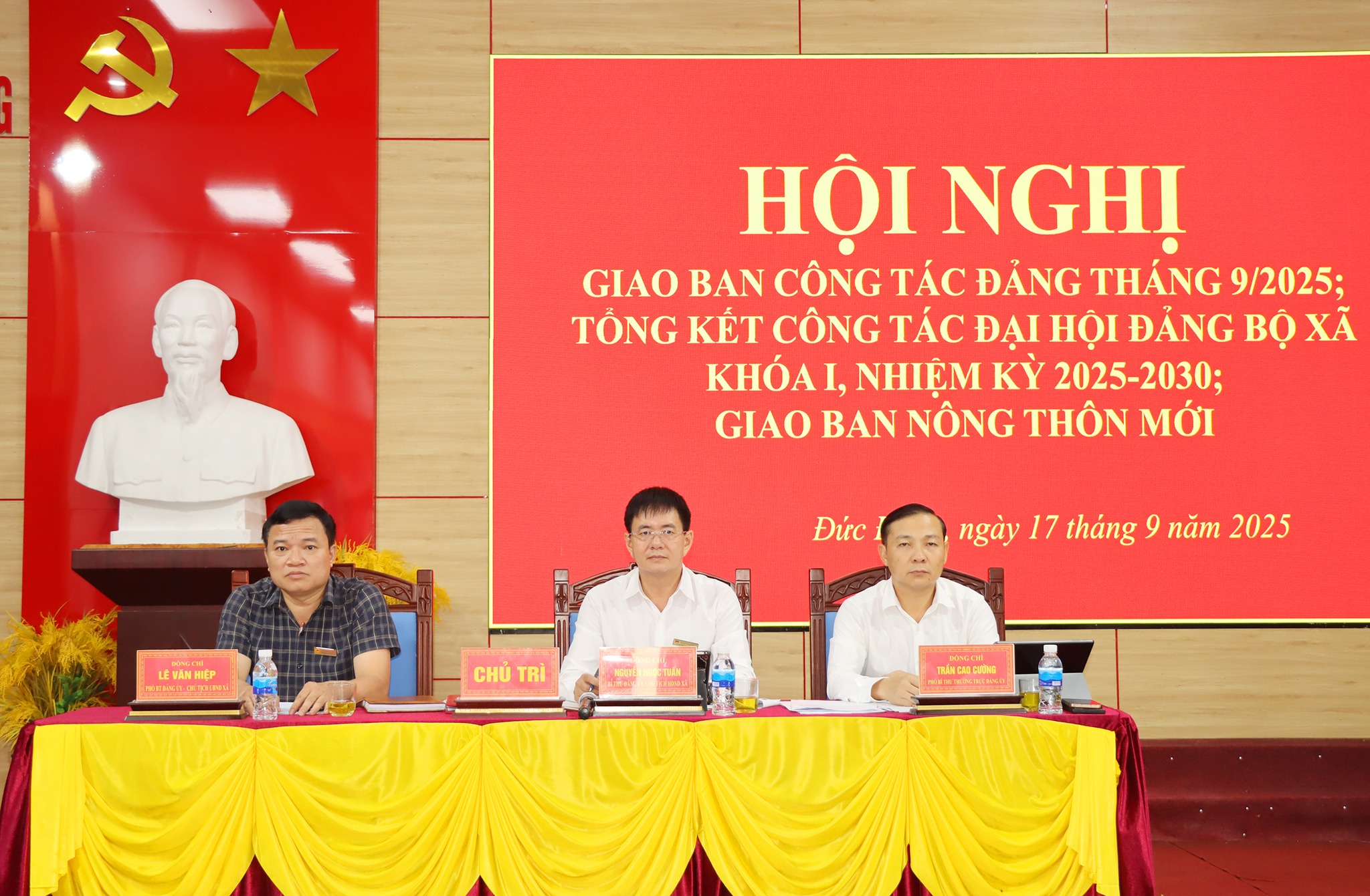Đảng ủy xã Đức Đồng tổng kết công tác Đại hội và gặp mặt cán bộ, công chức nghỉ công tác. 