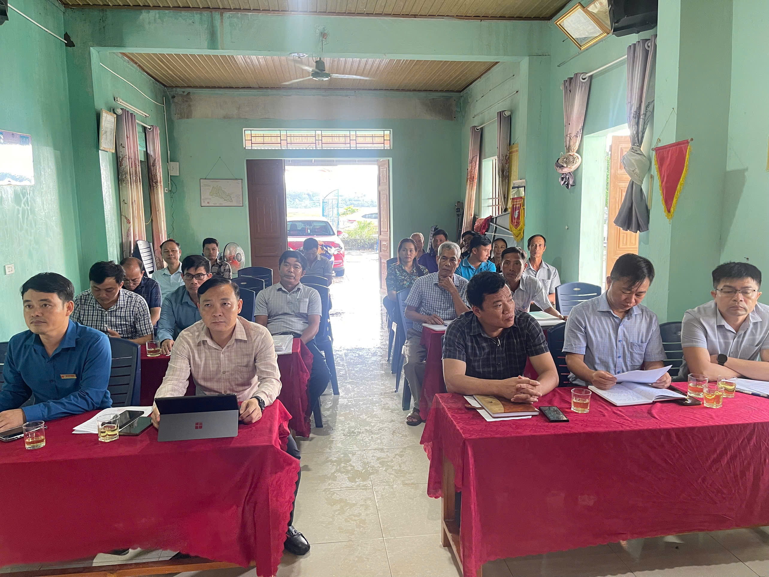 Thường trực Đảng uỷ xã Đức Đồng làm việc với cán bộ và nhân dân thôn Đồng Tâm, thôn Thanh Sơn về công tác tích tụ, chuyển đổi ruộng đất trên địa bàn.