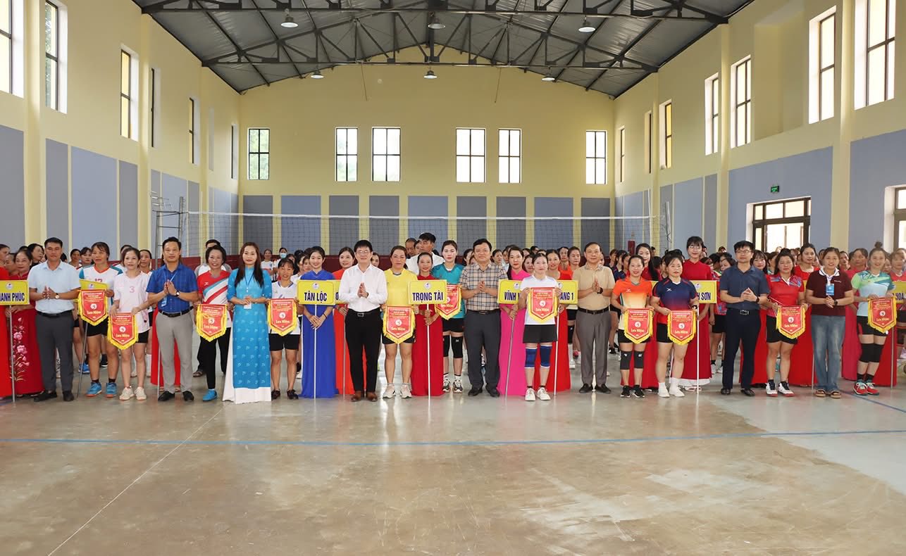 SÔI NỔI GIẢI BÓNG CHUYỀN NỮ XÃ ĐỨC ĐỒNG NĂM 2025 CHÀO MỪNG ĐẠI HỘI ĐẢNG BỘ XÃ LẦN THỨ I NHIỆM KỲ 2025 -2030 
