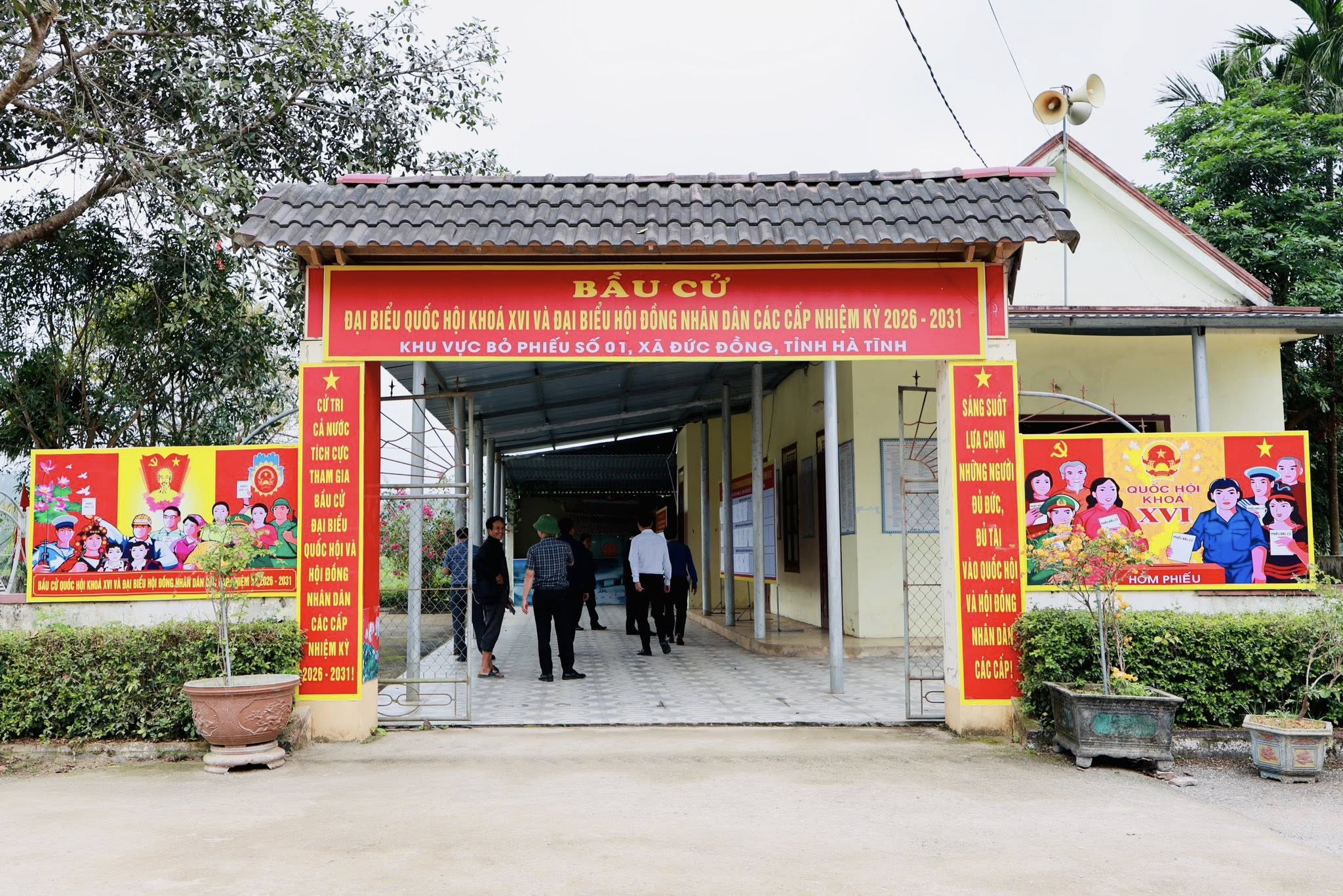Thường trực Đảng ủy xã Đức Đồng kiểm tra công tác chuẩn bị bầu cử và khảo sát một số mô hình kinh tế