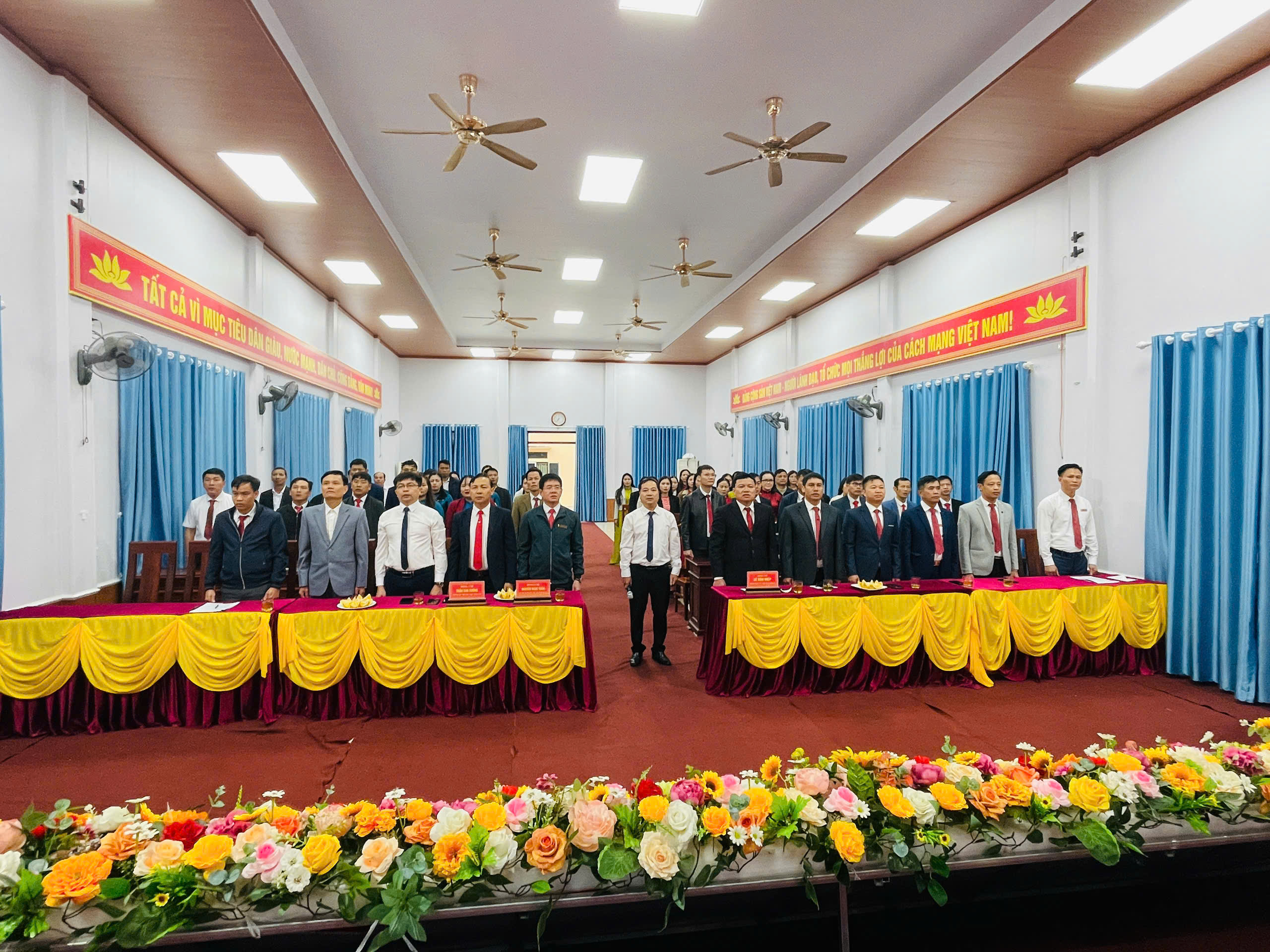  Xã Đức Đồng tổ chức lễ chào cờ đầu tháng 12, và chúc mừng sinh nhật cho cán bộ công chức, người lao động